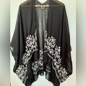 Maison Cinqcent Black and White Floral Embroidered Kimono One Size